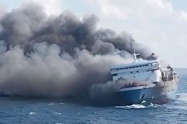 Traghetto in fiamme in Indonesia: cinque morti e 41 dispersi