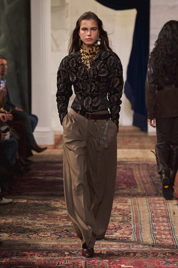 La giacca di velluto torna protagonista della moda autunno-inverno 2026
