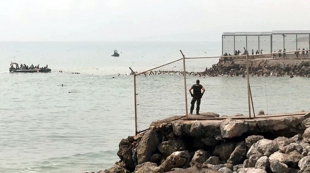 Quasi duemila migranti raggiungono a nuoto Ceuta, Roma valuta la sospensione di Schengen con la Spagna