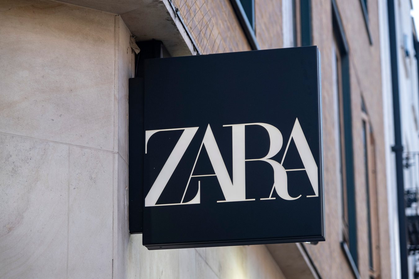 Zara lancia un abito midi drappeggiato blu cobalto che unisce più tendenze