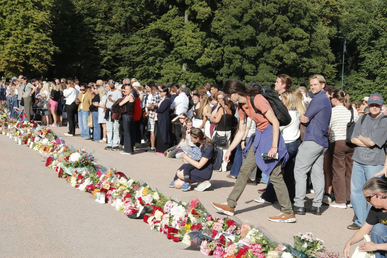 Norvegia in lutto: migliaia di cittadini in fila davanti al palazzo reale di Oslo