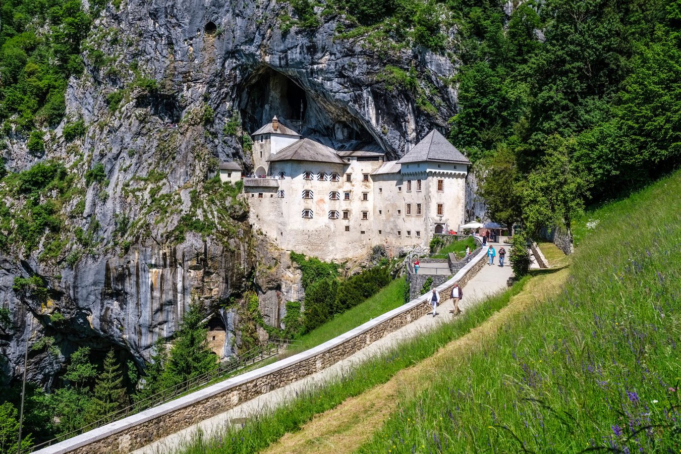 Il castello nella grotta più grande del mondo: a Predjama una fortezza incastonata nella roccia
