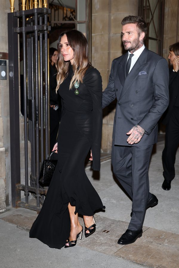 Victoria Beckham sfila in gonna di pelle bordeaux e tacchi da 10 centimetri