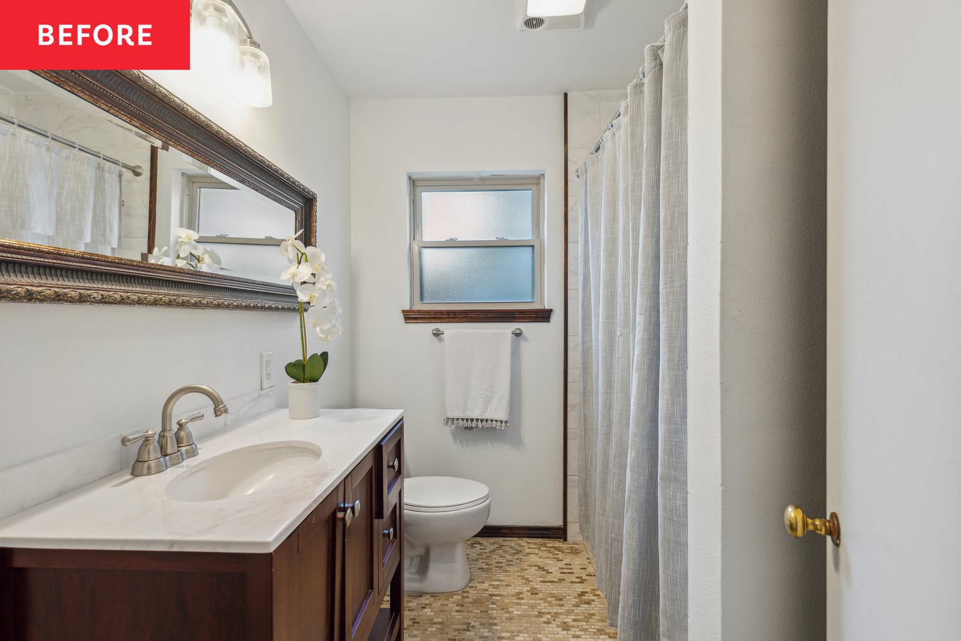 Un bagno anni Cinquanta rinnovato con 4.200 dollari: come guadagnare spazio senza demolire