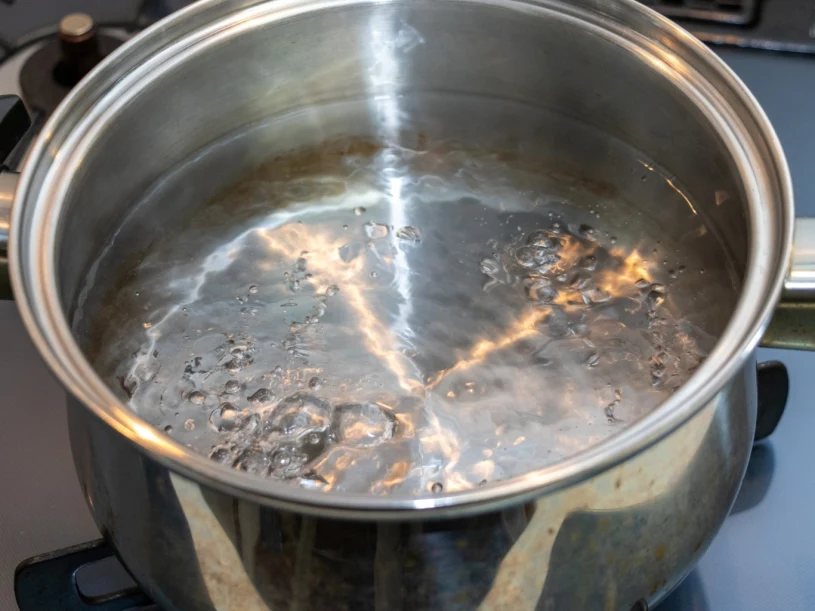 Un garofano e un rametto di rosmarino in acqua bollente: il deodorante naturale per la cucina