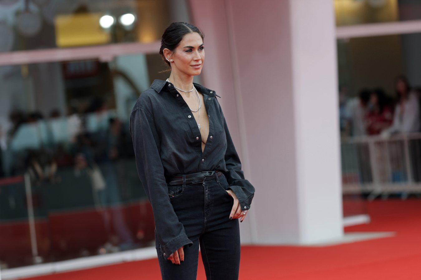 Gli anfibi bianchi di Melissa Satta sono i combat boot che svoltano qualsiasi look da adesso a marzo