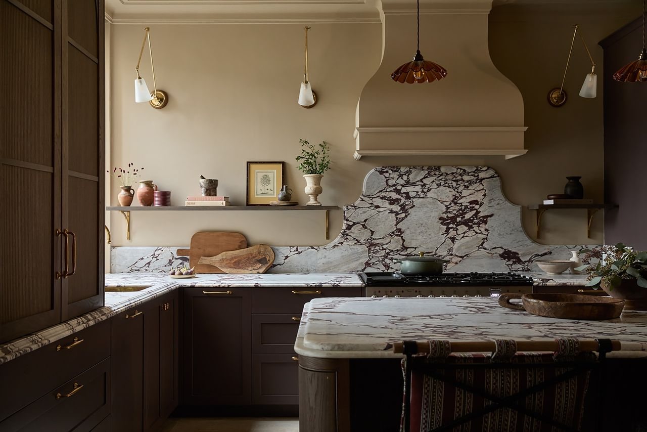 Cucine scure: come renderle atmosferiche e accoglienti invece che cupe