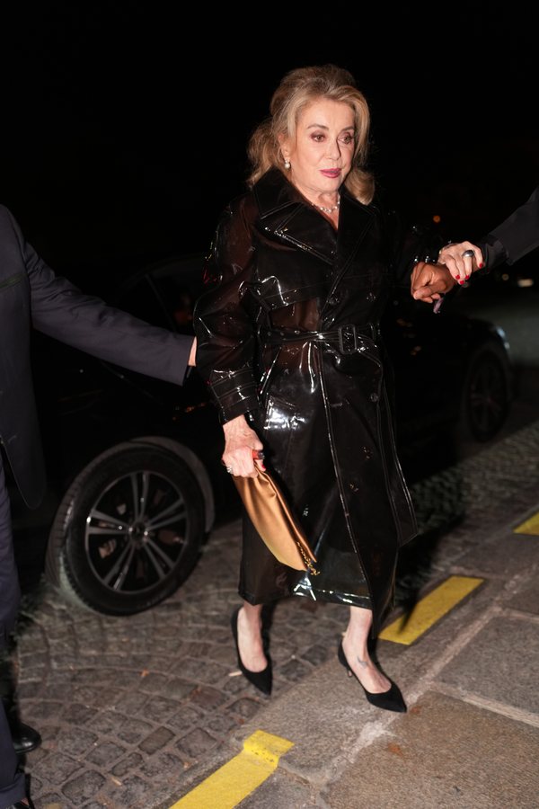 Il trench in pelle lucida domina l'Autunno 2026, ispirato a Catherine Deneuve