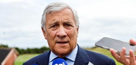 Tajani e le donne «meno appariscenti», polemiche sulle parole del ministro