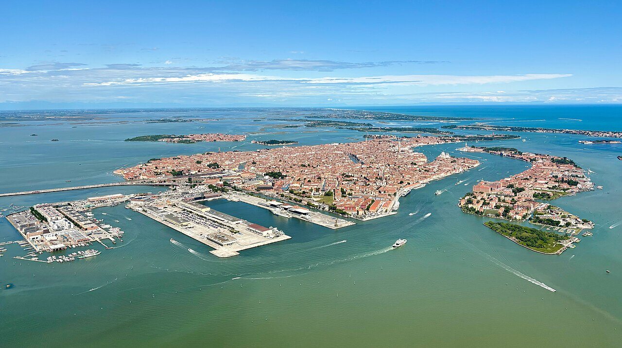 Florim porta la memoria visiva di Venezia in una nuova collezione di terrazzo tattile