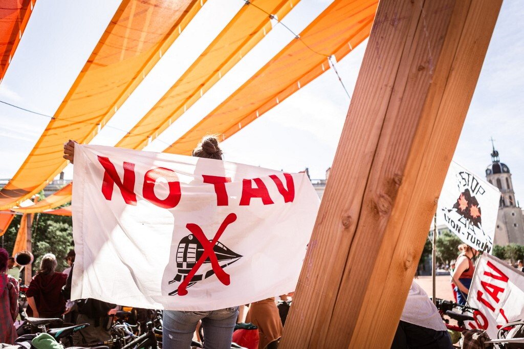Attivisti No Tav all'assalto del cantiere di Chiomonte. Lancio di pietre e bombe carta con...