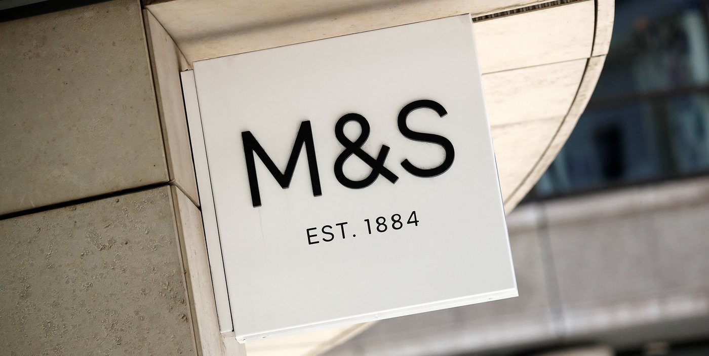 La gonna midi in maglia bordeaux di M&S è il segreto per un look comodo ma curato, perfetto per l'ufficio
