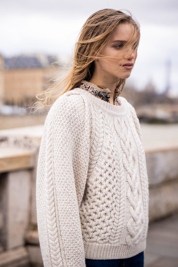Il maglione a trecce si aggiorna con la mezza zip per l'autunno