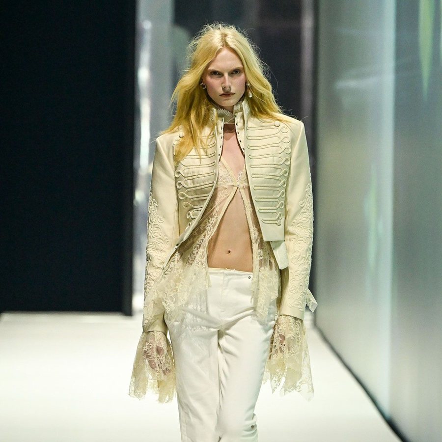 H&M punta sul romanticismo audace per l'autunno 2026