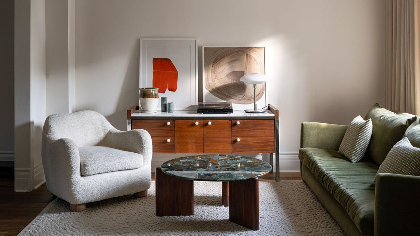 Come scegliere il tavolino giusto per il divano: i consigli di una interior stylist