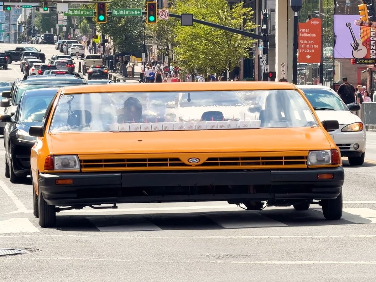 Ford Festiva allargata a 3 metri: l'auto più larga omologata per la strada