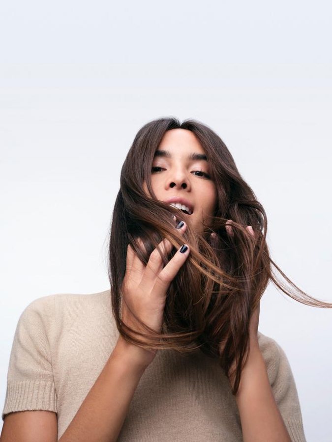 Perché in autunno perdiamo più capelli: le cause e quando preoccuparsi