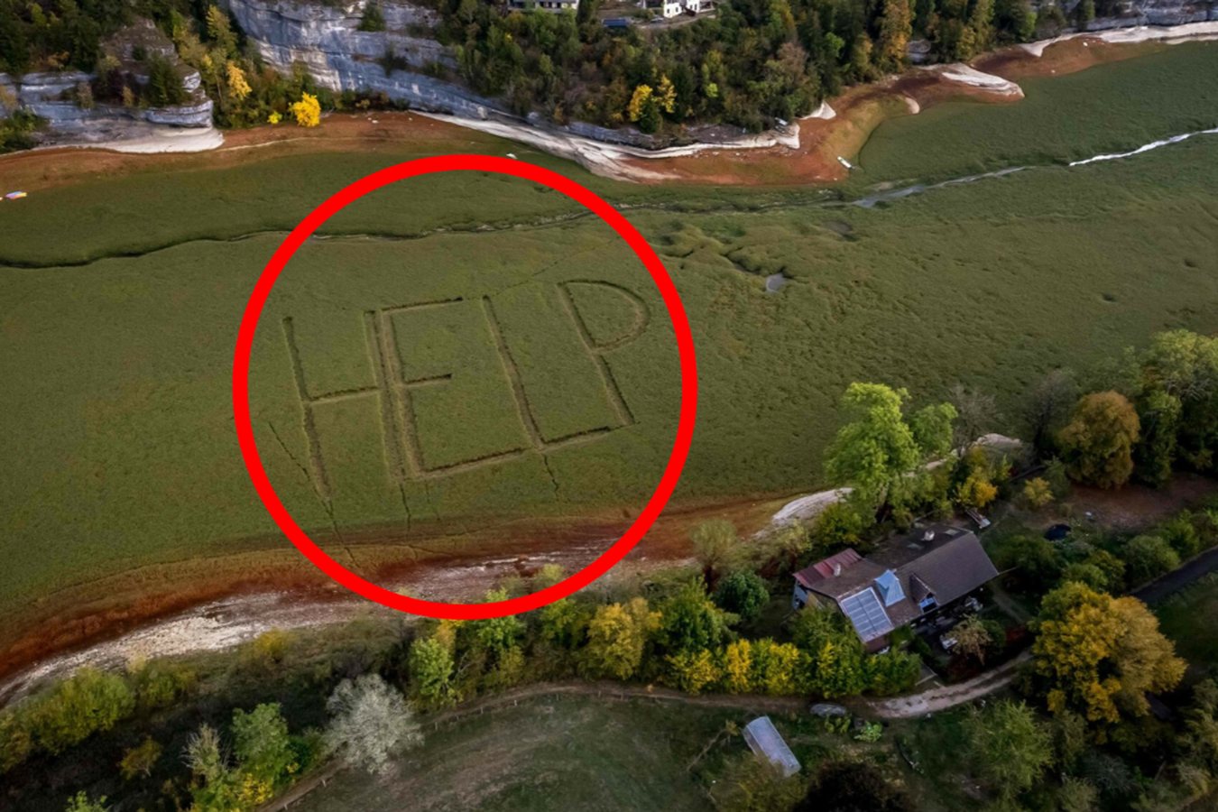 Il lago di Brenets prosciugato, sul fondo compare la scritta «HELP»