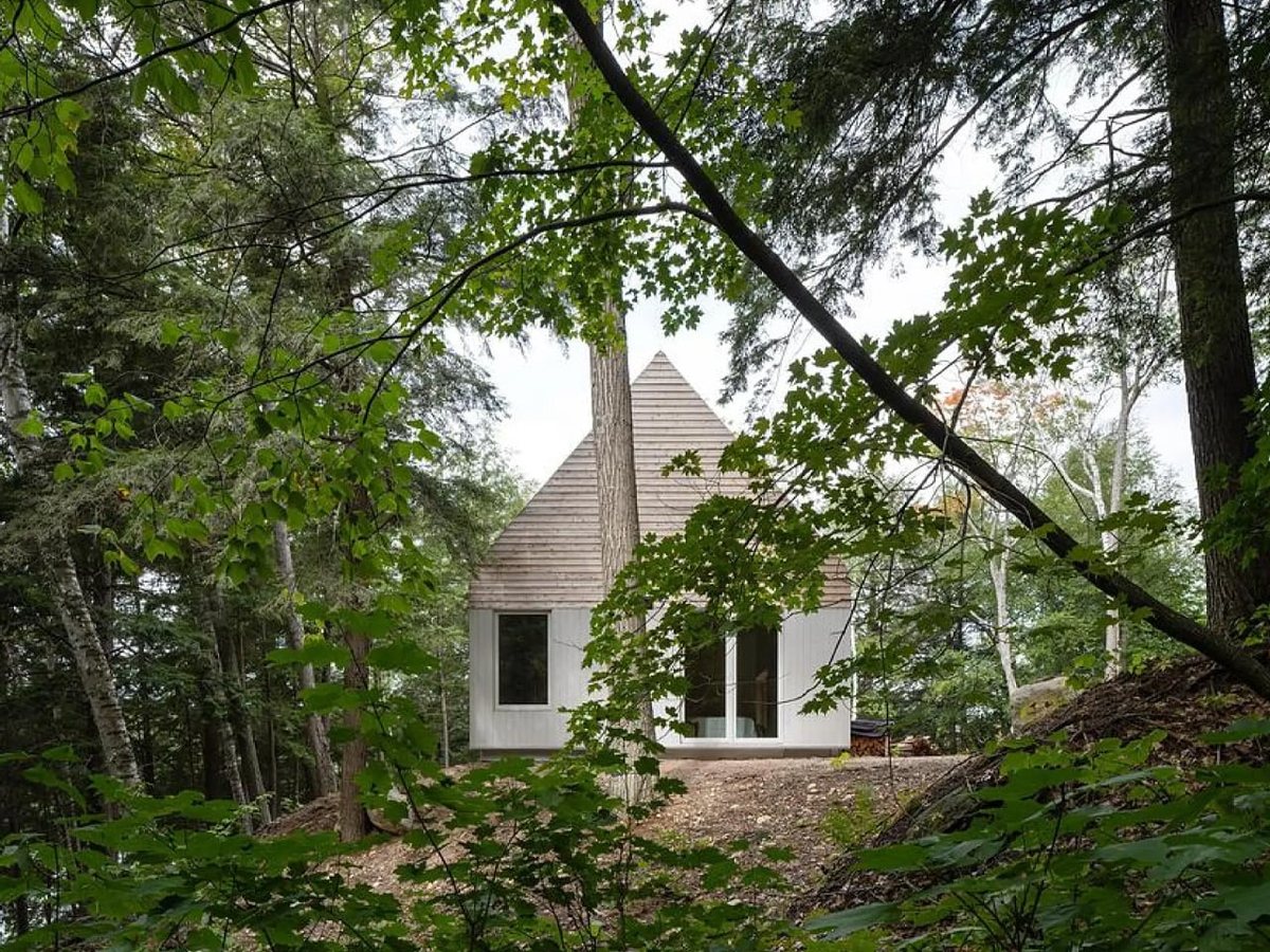 Un cottage in Ontario separa i due volumi con un portico coperto al centro