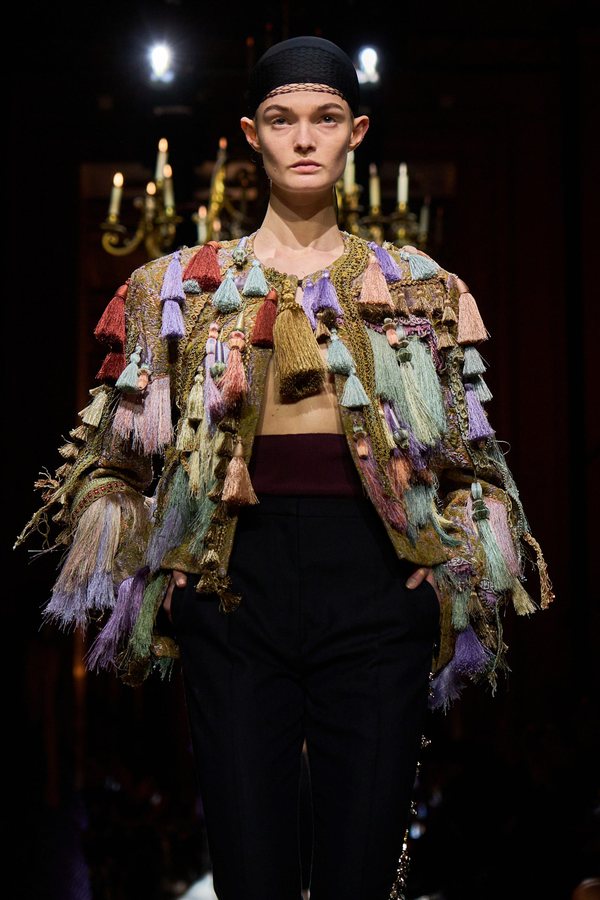 Le frange tornano protagoniste della moda: texture e gioia contro l'uniformità digitale