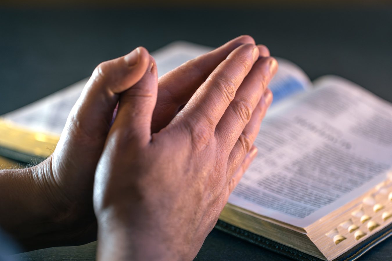 Fare il segno della croce con la mano sinistra non è peccato, la Chiesa guarda all'intenzione