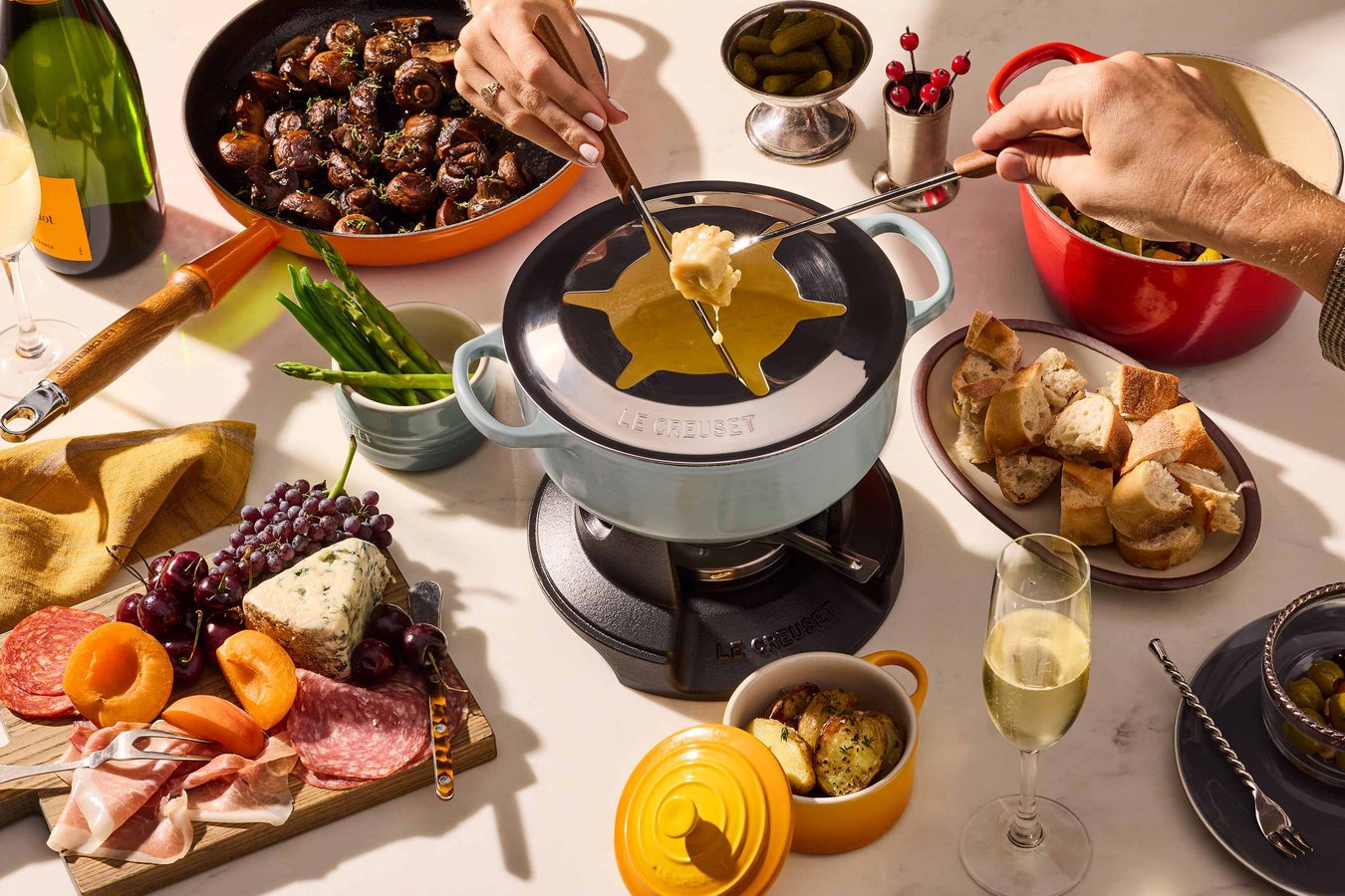 Le Creuset lancia il set per fonduta Alpine Signature, pensato per le feste