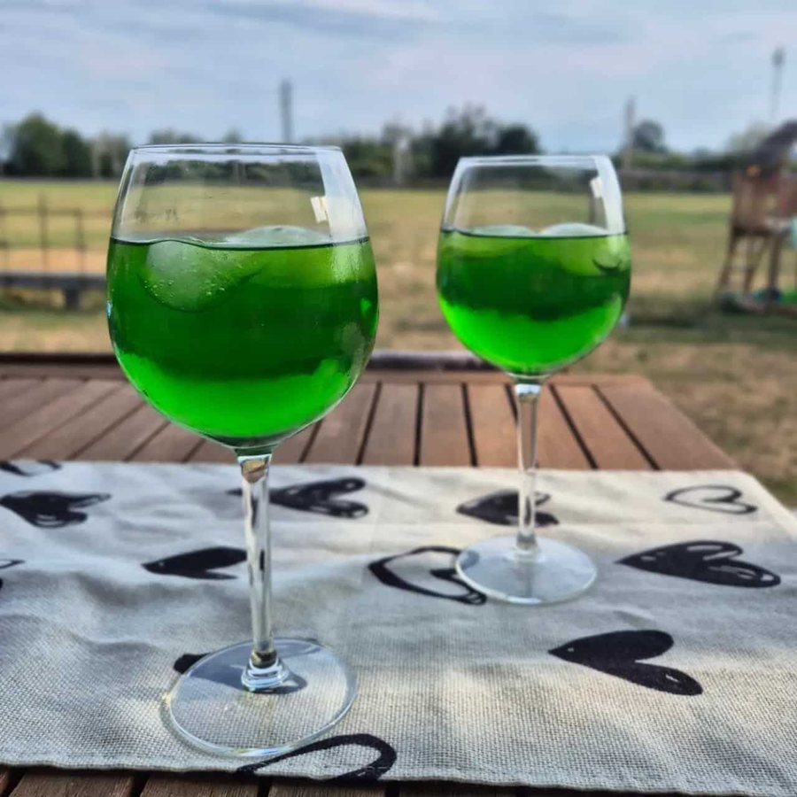 Midori Sour: ingredienti, dosi e ricetta del cocktail verde che arriva dal Giappone