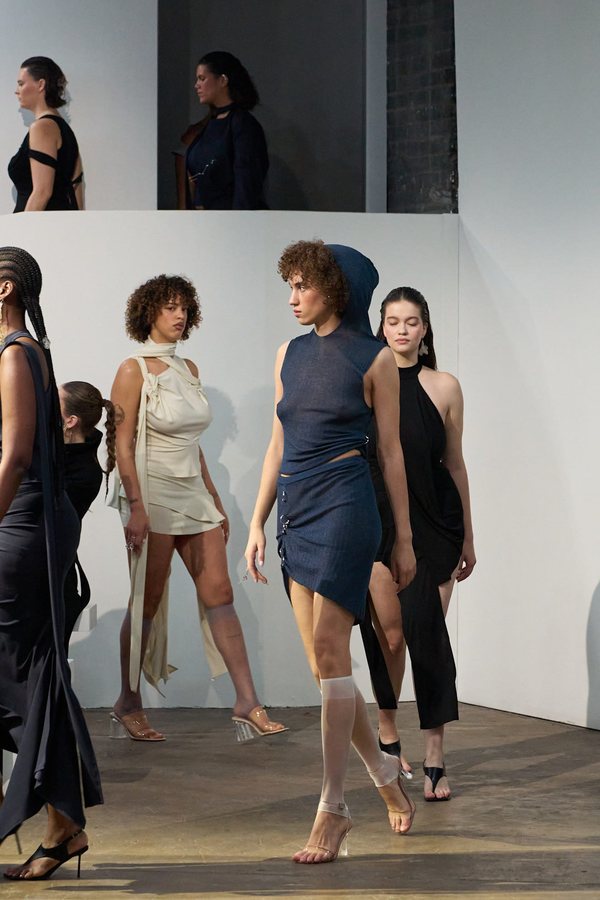 Il fenomeno delle scarpe senza suola continua a dominare la moda