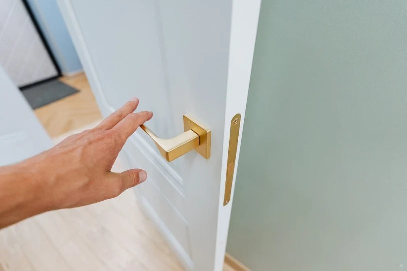 Porte chiuse in inverno riducono bollette e rischio muffa in casa