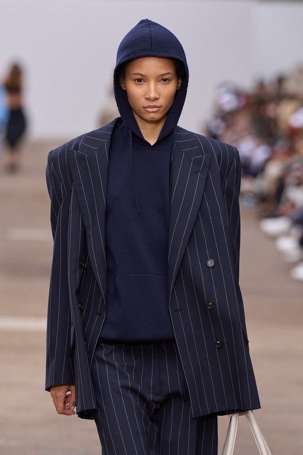 Il blazer con la felpa con cappuccio torna sulle passerelle dell'autunno inverno 2026 2027