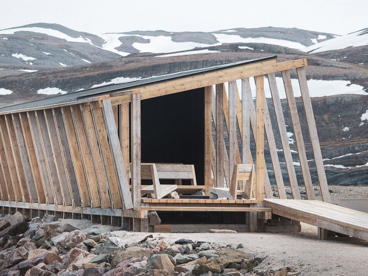 In Norvegia una sauna comunitaria a forma di scafo riutilizza il legno di un edificio demolito