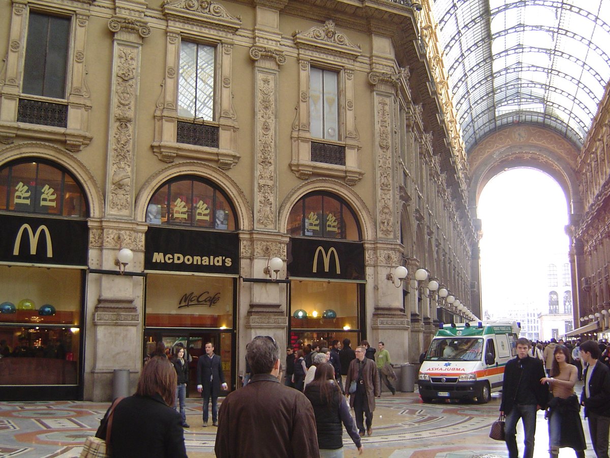 Guardie e mendicanti nei McDonald’s italiani