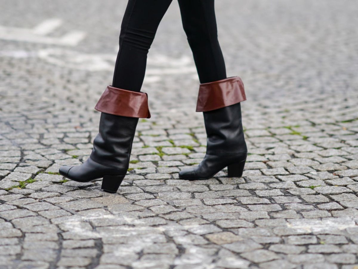 I pirate boots tornano di moda: gli stivali alti con risvolto saranno il must dell'autunno-inverno 2026/2027