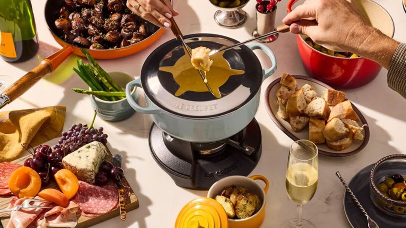 Le Creuset lancia il set per fonduta Alpine, pensato per le cene delle feste