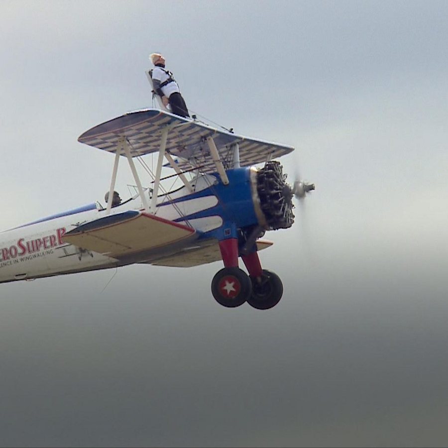 A 97 anni Betty Bromage torna sull'ala di un aereo dopo un ictus
