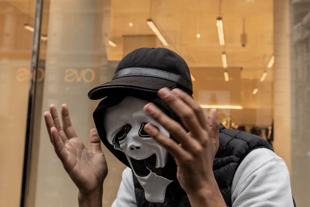 Milano, vetrine distrutte e scontri: chi sono i giovani protagonisti dei disordini