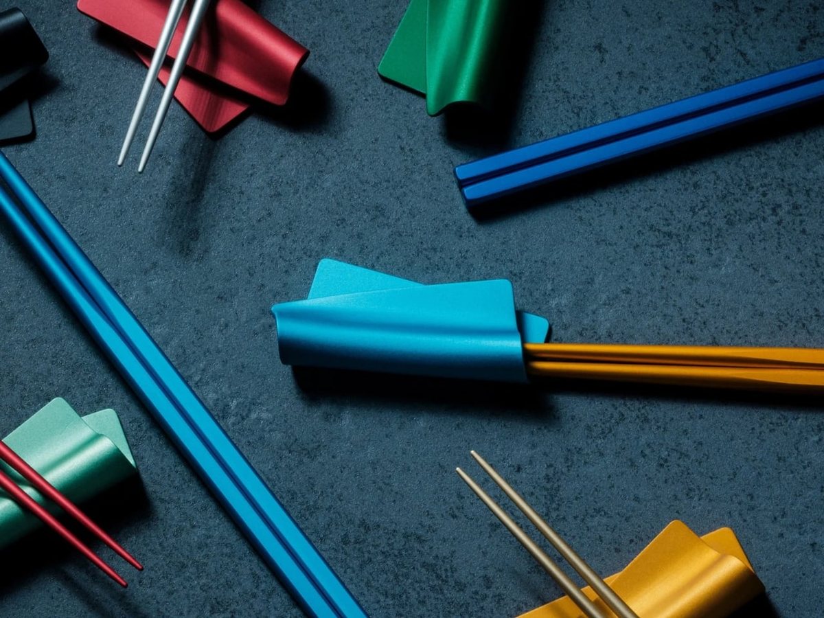 Bacchette in alluminio anodizzato da 30 dollari: 40 prototipi per ridurre la fatica della mano