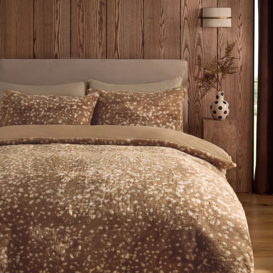 Next lancia la biancheria da letto in faux fur con cervi: l'alternativa più calda al teddy