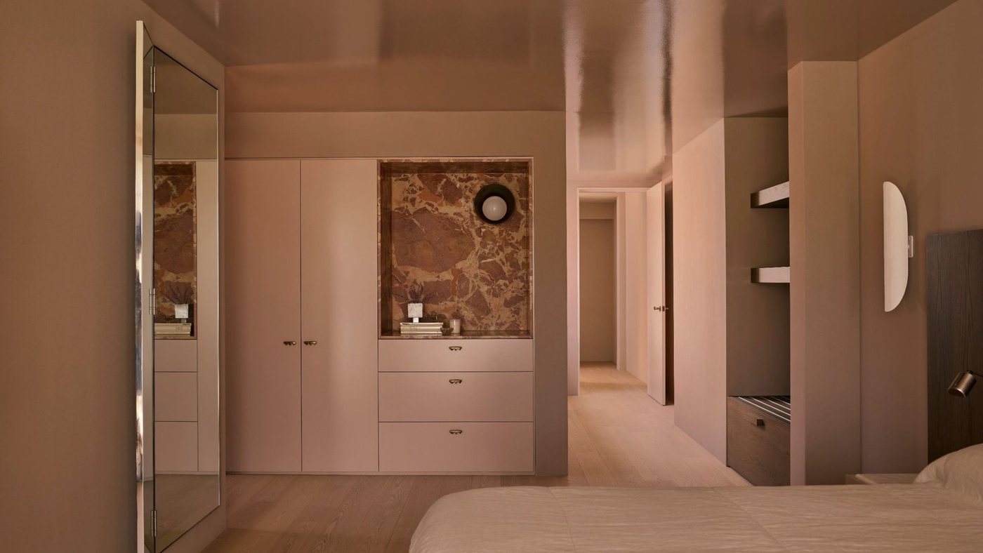 Soffitti lucidi, la nuova frontiera del color drenching divide il design