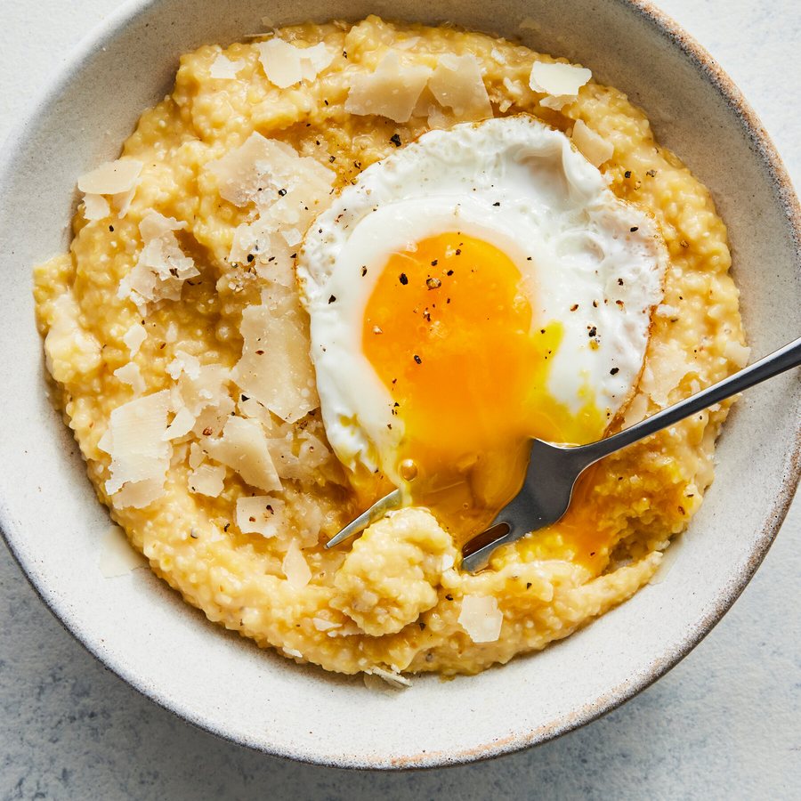 La polenta con uova fritte di Melissa Clark che ha lanciato la sua rubrica al New York Times
