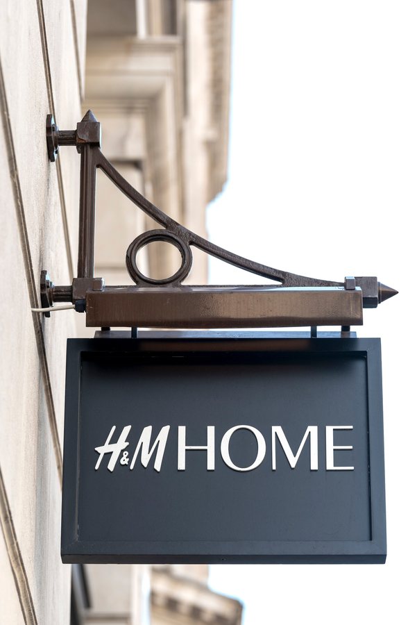 H&M punta sulla nostalgia per le decorazioni natalizie a prezzi accessibili