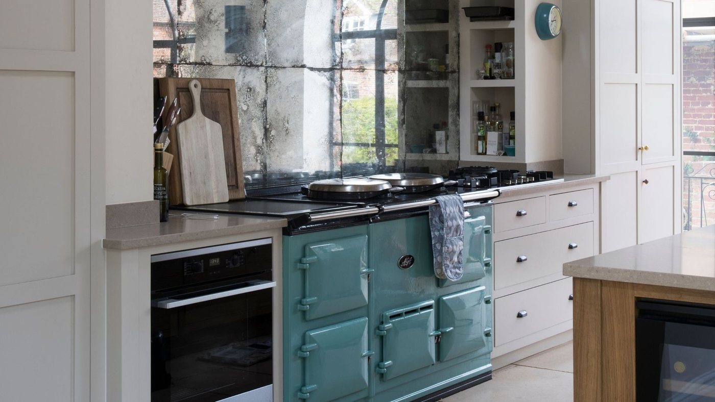 Come pulire il forno unto con una pastiglia per lavastoviglie