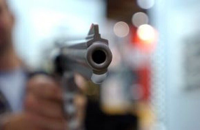 Tragedia familiare nel Cagliaritano: uccide il fratello e ferisce la moglie, poi si costituisce