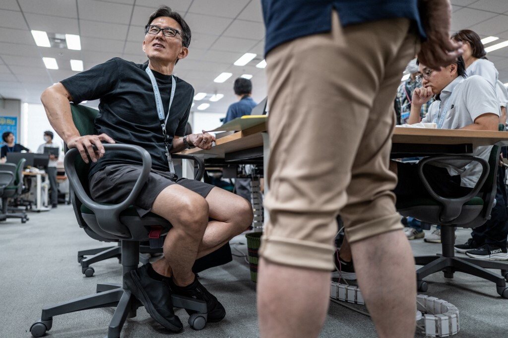 Tokyo incoraggia gli shorts in ufficio contro il caldo, ma le colleghe protestano per i peli sulle gambe