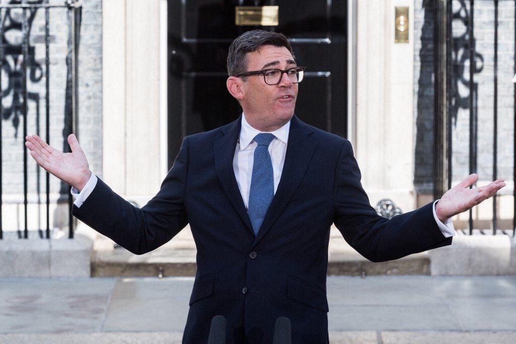 Andy Burnham trasforma TikTok in ufficio del premier britannico