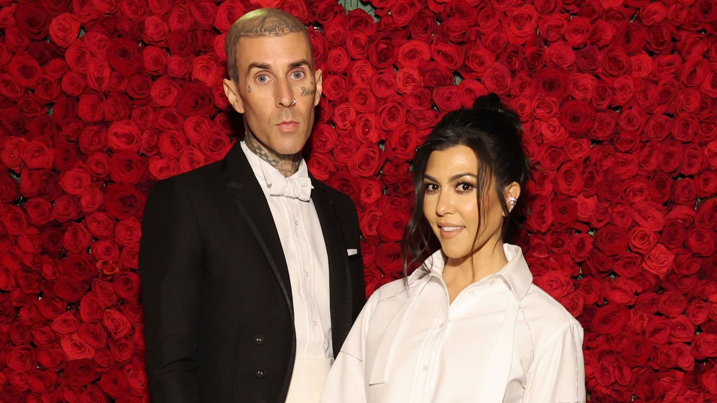 La camera da letto di Kourtney Kardashian e Travis Barker: come rendere accoglienti i toni neutri