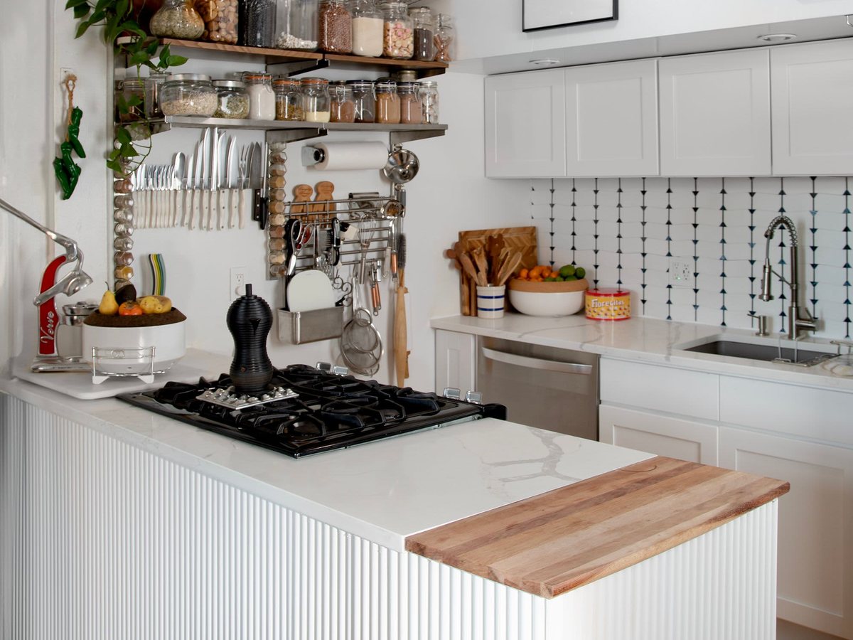 Piccole cucine, grandi soluzioni: nove idee di stoccaggio sotto i 40 dollari