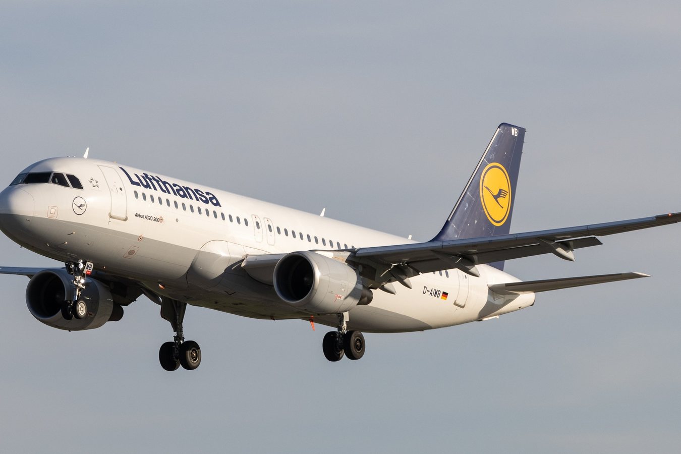 Powerbank in fiamme a bordo: aereo Lufthansa da Francoforte a Lisbona devia su Lione