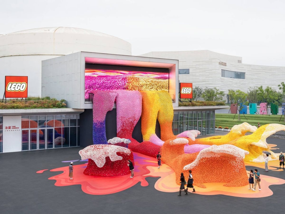 380.000 fiori LEGO invadono un'ex raffineria a Shanghai