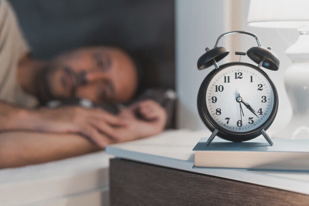 Disturbi del sonno negli over 50: lo stress lavorativo colpisce il 70% dei lavoratori
